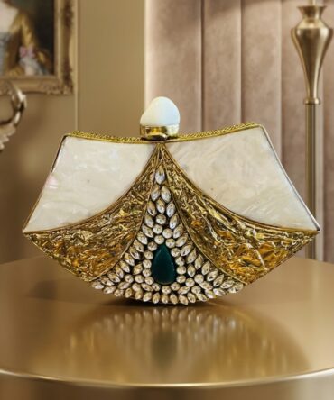 Stunning clutch