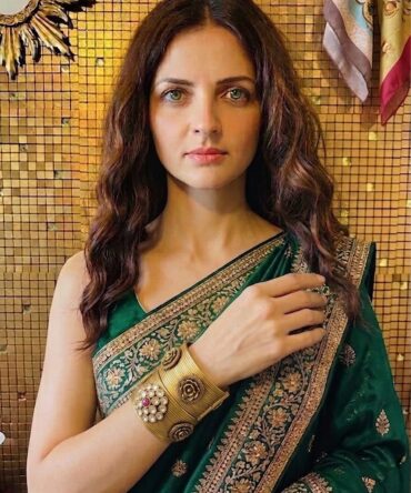 Beautiful kundan kada set
