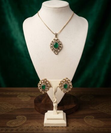 Beautiful pendent set